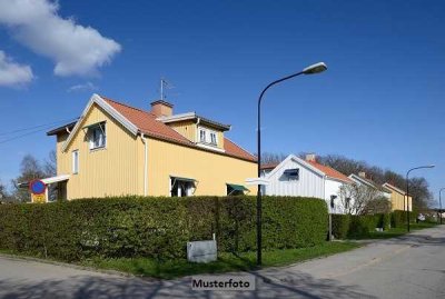 2-Familienhaus mit Garage und 2 Stellplätzen - provisionsfrei