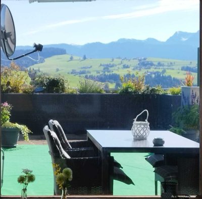 Reserviert...Tolle 1,5 Zimmer mit 30 m² Terrasse und exklusivem Bergblick, EBK, renoviert, Garage