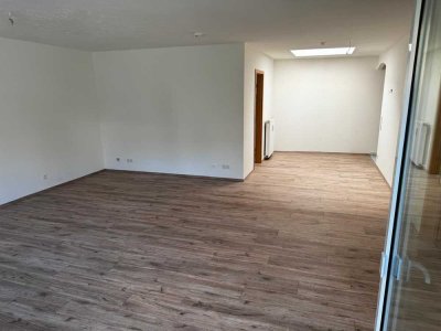 RE. Innenstadtnähe im 1. OG., 80 m² Wfl. mit  großer Terrasse, 2 Zi., Küche , Diele, Bad.