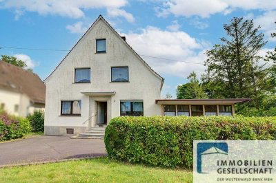 RESERVIERT *** Geräumiges Zweifamilienhaus in zentraler Wohnlage von Weyerbusch!