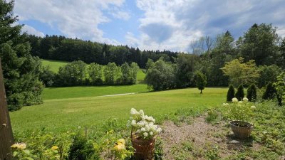 Wohnen im Feriengebiet Chiemgau mit unverbaubarem Blick auf Wiesen, Felder, Berge