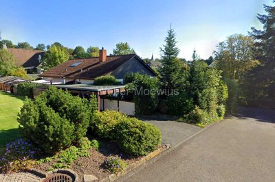 Freistehendes 2-Parteienhaus mit 2 Terrassen, Balkon, Garage, 2 Carports + Garten in schöner Lage