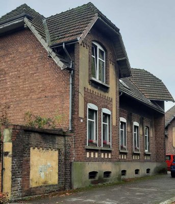 Mehrfamilienhaus mit vier Wohneinheiten und separaten Eingang.