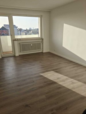 Zentrale, helle 2-Zimmer-Wohnung mit Balkon in Bad Homburg