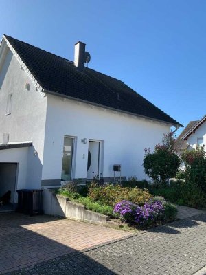 Gepflegtes freistehendes Passivhaus mit acht 
Zimmern, EBK und Garten in ruhiger Lage in Winningen