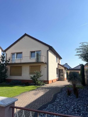 Freistehendes Einfamilienhaus mit gepflegtem Garten und Garage