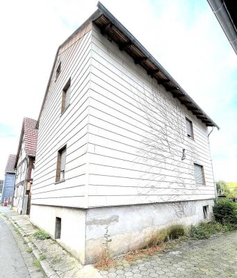 Großes Einfamilienhaus u. kleines Nebengebäude - Sanierungsbedürftig.