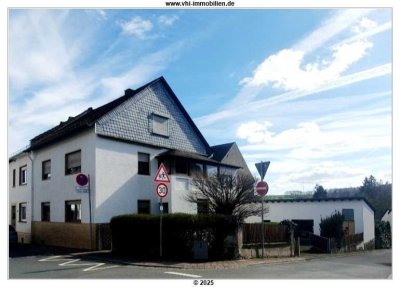 *Hünstetten-Beuerbach: Großes Platzjuwel mit einem sonnigen Garten, aufstockmögl. über den Garagen*