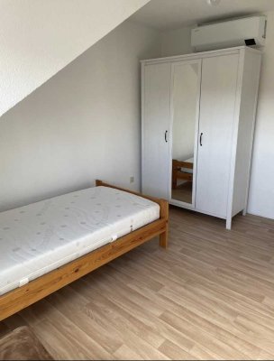 WG-geeignete möblierte 2-Zimmer-Dachgeschosswohnung mit gehobener Innenausstattung