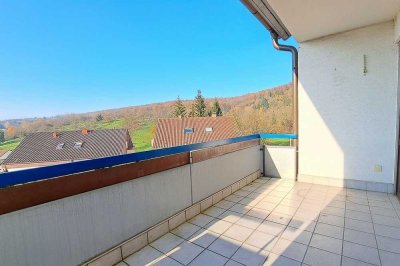 Helle 3,5 Zimmerwohnung mit West-Balkon und Blick über Altbach!