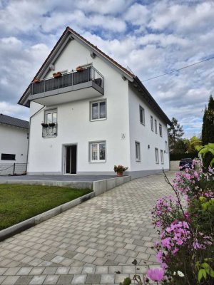 **ALTENMÜNSTER** ERSTBEZUG - Moderne 3-ZKB Wohnung mit großzügiger Süd-Terrasse und Garten