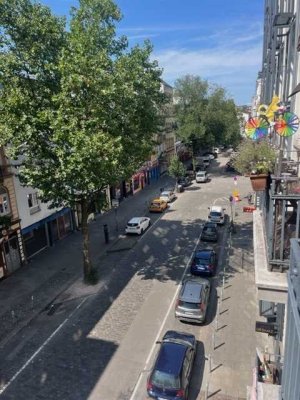 Sanierte 2 Zimmer - Altbauwohnung mit Balkon auf St. Pauli zu vermieten