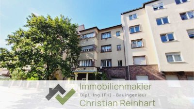 *** Sanierungsbedürftiges Mehrfamilienhaus mit 3 Wohnungen, Garagen und Büros ***