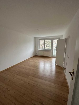 3-Zimmer-Wohnung mit Badewanne, Laminat und großem Süd-Balkon