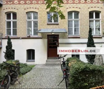 IMMOBERLIN.DE - Top-Zentrumslage: Exquisite Stuck-Altbauwohnung mit ruhigem Balkon