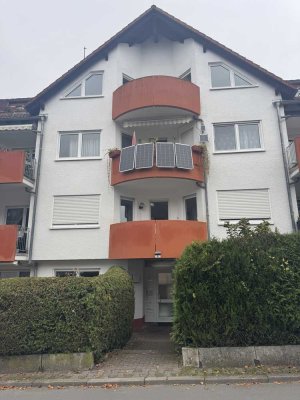 Renovierte 2- Zimmerwohnung  mit Balkon und 
Garage