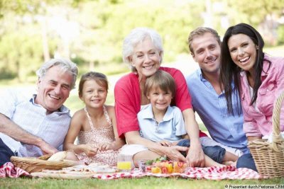 Wohnen mit Oma, und Opa, und Enkel, und Mutti, und Vati, und Haustier