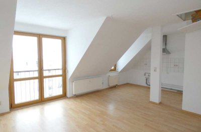 Helle, gemütliche 2 (+1) Zi. - DG-Maisonette-Whg. & PKW-Stellplatz in ruhigem Wohngebiet in Annaberg