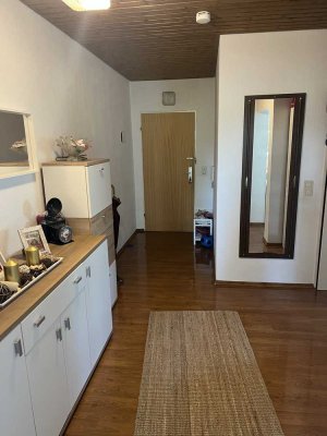Schöne 2-Zimmer-Wohnung in Wetzlar, Flur bzw. Diele, Bad mit Wanne, Balkon.