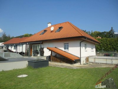 Tolles Einfamilienhaus mit großem Pool (8x4), ausbaubarem Dachgeschoß und Doppelgarage wartet auf Sie!