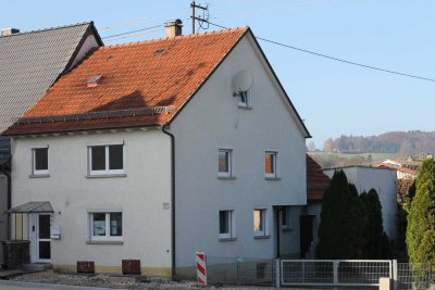 Einfamilienhaus mit Garten und 3 Garagen in ruhiger zentraler Lage mit Potential