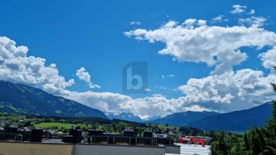 GROSSE LOGGIA NAHE DEM ZENTRUM MIT STELLPLATZ