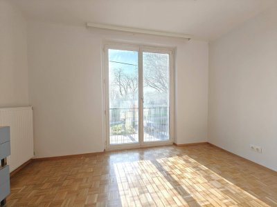 Nähe Kaisermühlenbucht: Sonnig + Gut aufgeteilte 3 Zimmer Wohnung + Gemeinschaftsdachterrasse