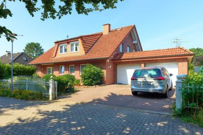 Einfamilienhaus mit großer Garage auf schönem Grundstück in Feldrandlage