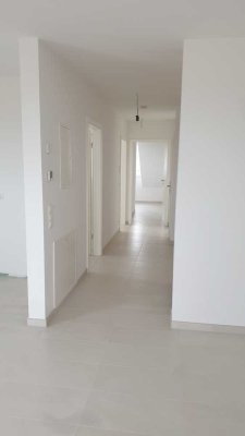 EXKLUSIVE 2,5 ZKB MAISONETTE WOHNUNG MIT DACHTERRASSE IN RUHIGER FELDRANDLAGE SANDHOFENS