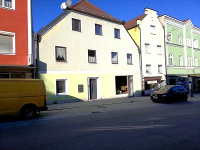 Attraktives Mehrfamilienhaus mit Gewerbeeinheit in zentraler Lage von Vilshofen an der Donau