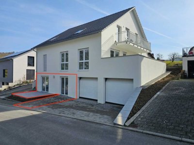 Großzügige 2-Zimmer-Souterrainwohnung mit Terrasse und Stellplatz