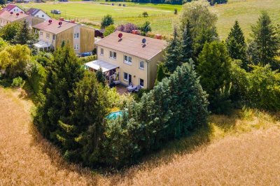 Mit Keller, Einbauküche, zwei Bädern, Pool u.v.m.: Stadtvilla-Doppelhaushälfte am Feld in Prötzel