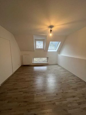 Helle 4-Zimmer-Dachgeschosswohnung in Wuppertal-Elberfeld – in 2023 modernisiert