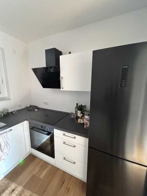 Geschmackvolle 2-Zimmer-Penthouse-Wohnung mit geh. Innenausstattung mit Balkon und EBK in Östringen