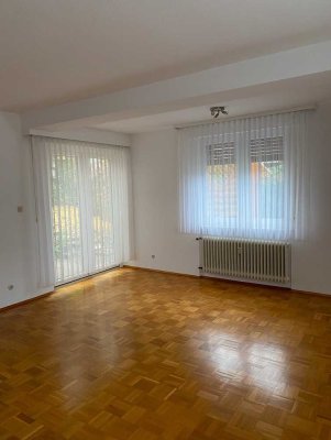 Freundliche 2-Zimmer-Wohnung mit Terrasse, EBK, Wannenbad und Kellerraum