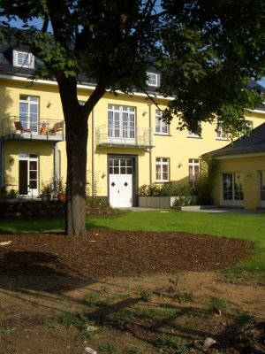 Sehr charmante & gehobene Dachgeschoss-Wohnung mit Balkon in gepflegtem Baudenkmal