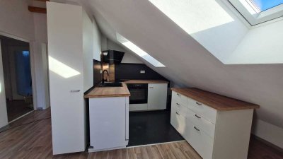 Stilvolle 2-Zimmer-Dachgeschosswohnung mit EBK in Stuttgart