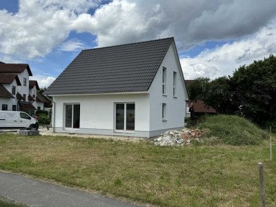 Moderne Eleganz: Neues Einfamilienhaus in zentraler Lage