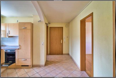 3,5 ZIMMER WOHNUNG + BALKON + EINZELGARAGE + EBK +NEU RENOVIERT