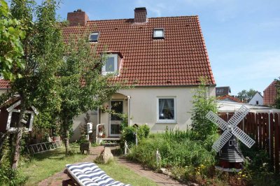 Charmantes Teilhaus in idyllischer Lage ganz nah am Meer