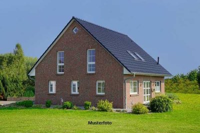 Freistehendes Einfamilienhaus, Terrasse und Garage