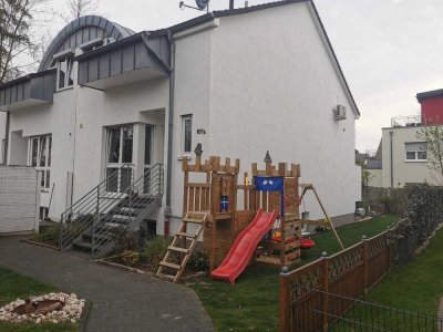 Hochwertige Doppelhaushälfte
Mit einem Kinderspielplatz/Klimaanlage/Sauna/Einbauküche