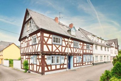 Liebhaberobjekt! Romantisches Fachwerkhaus mit Innenhof und 2 Garagen in Osterspai am Rhein