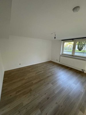 Frisch renovierte 1-Zimmer-Wohnung mit Küche, Bad und Flur