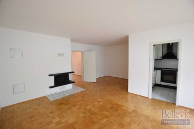 Moderne und gut geschnittene 3-Zimmer-Wohnung mit Parkett, Balkon, Kamin und TG-Platz