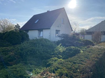 Einfamilienhaus mit großem Garten, Pool und Nebengelassen