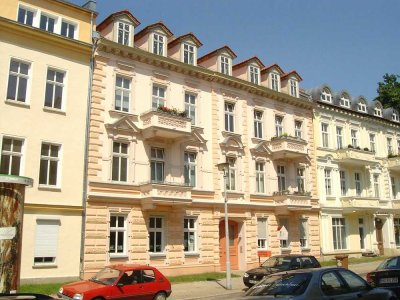 Schöne 3 Zimmer Wohnung im Altbau Gebäude