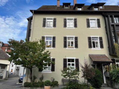 -RESERVIERT-
Mitten in der KN-Altstadt und dennoch ruhig *Kernsanierte 3-Zi.Whg(Hochparterre)*