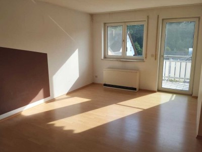 Niedriges Hausgeld! 3-Zimmer-Wohnung, Balkon und zusätzliches Dachstudio. Sofort bezugsfrei!