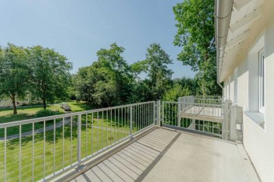 Lichtdurchflutete, kernsanierte 4- Zimmerwohnung mit Balkon in Weidenberg